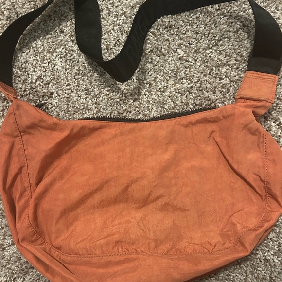 Rust medium crescent BAGGU. - Picture 2 of 8